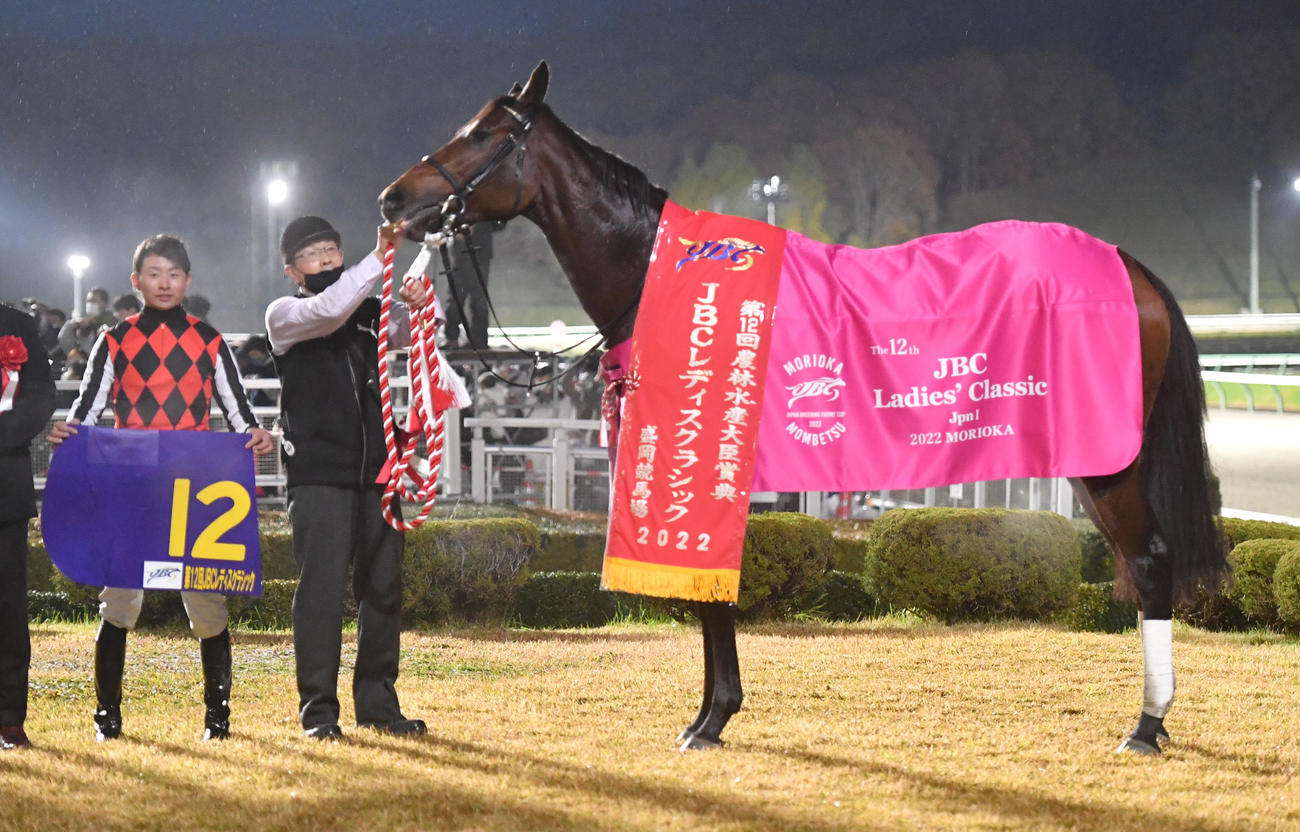 JBCレディスクラシックを制したヴァレーデラルナと岩田望騎手（左）（撮影・柴田隆二）