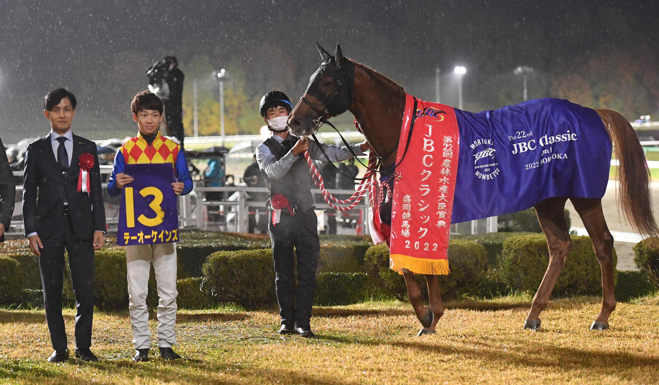 JBCクラシックを制したテーオーケインズの松山騎手（中央）、高柳大師（左）（撮影・柴田隆二）