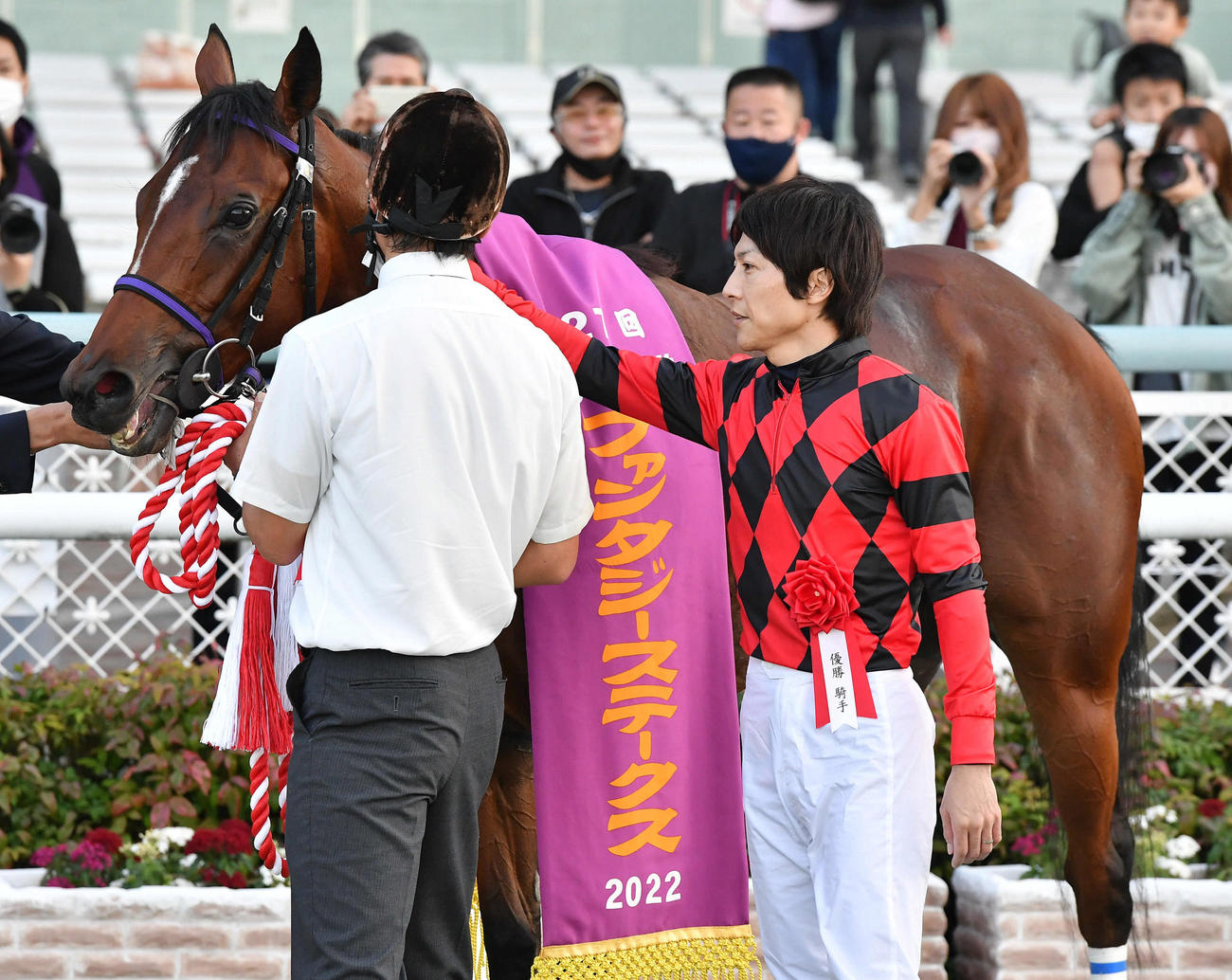 ファンタジーSを制したリバーラをなでてねぎらう石橋騎手（右）（撮影・岩下翔太）