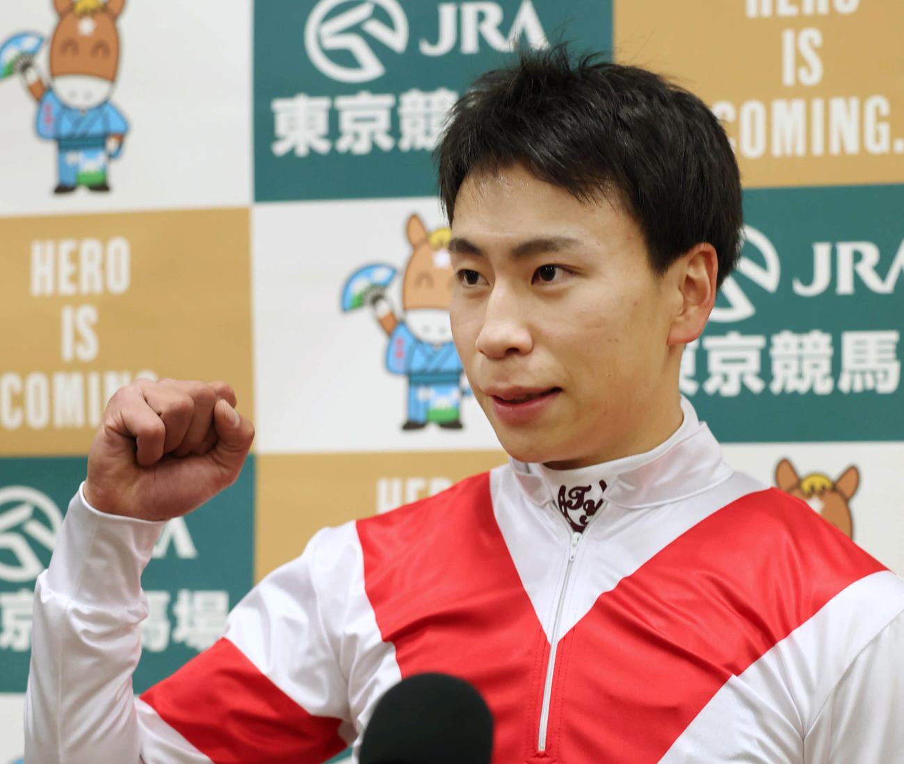 京王杯2歳Sをオオバンブルマイで制した横山武騎手はガッツポーズ（撮影・丹羽敏通）