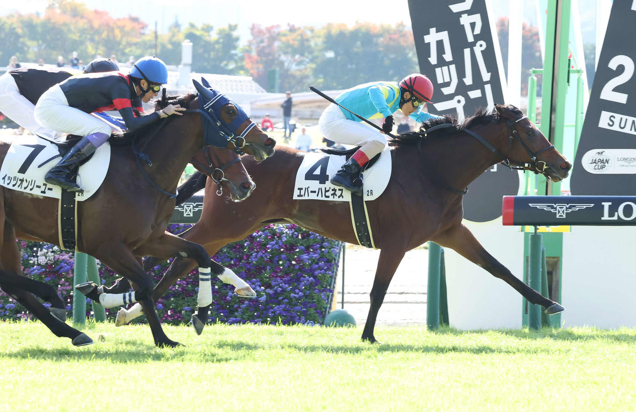 東京2R、2歳牝馬未勝利戦を制したエバーハピネスと吉田豊騎手（右）（撮影・丹羽敏通）