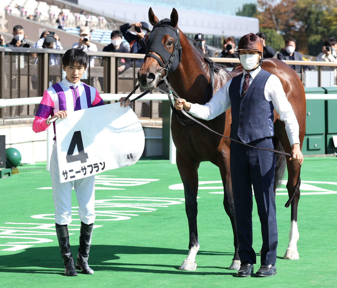 東京4R、2歳新馬戦を制したサニーサフランの口取りをする坂井騎手（左）（撮影・丹羽敏通）