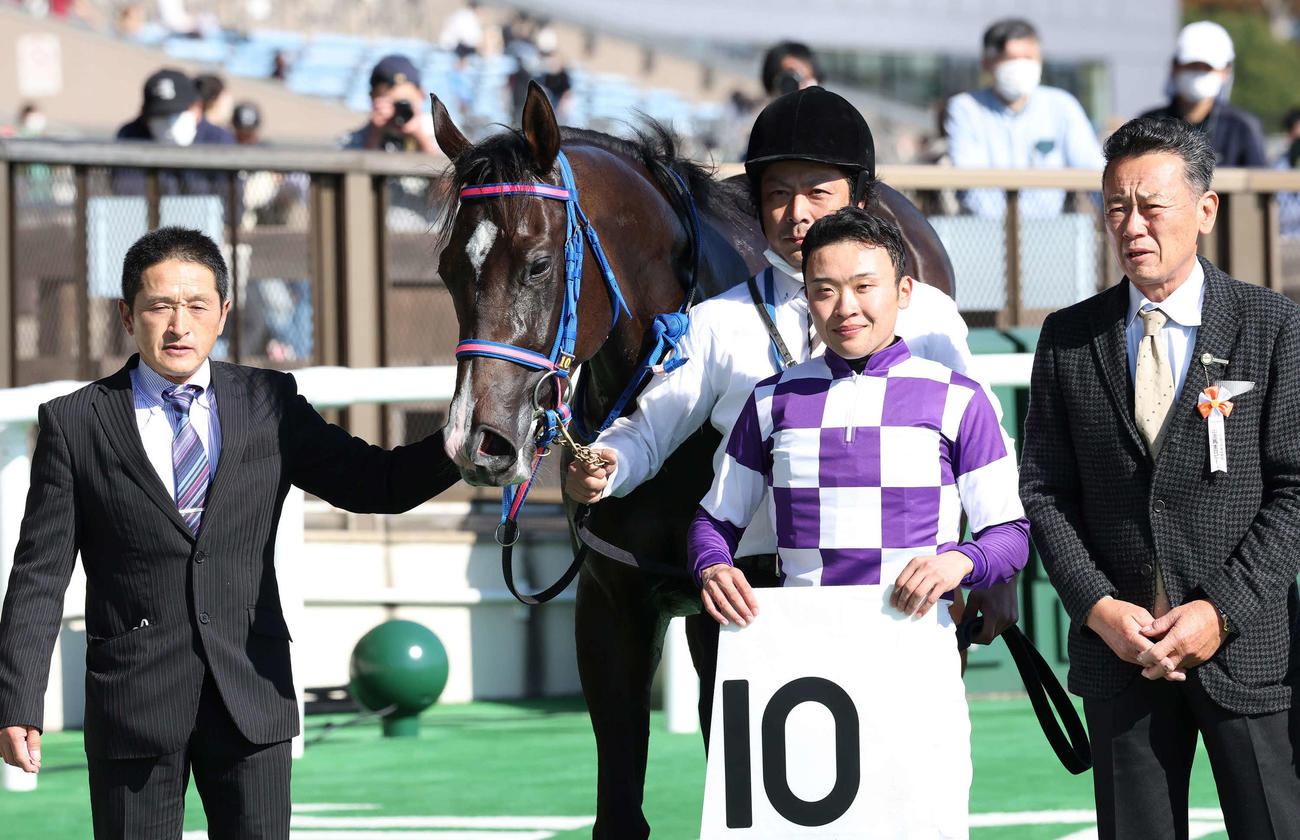東京6R、2歳新馬戦を制したブルーイングリーンの口取りをする山田騎手（撮影・丹羽敏通）