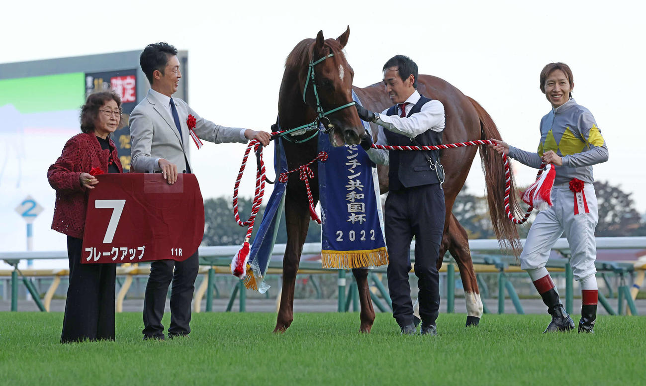 ブレークアップの口取りをする黒岩師（左から2人目）と田辺騎手（右端）（撮影・丹羽敏通）