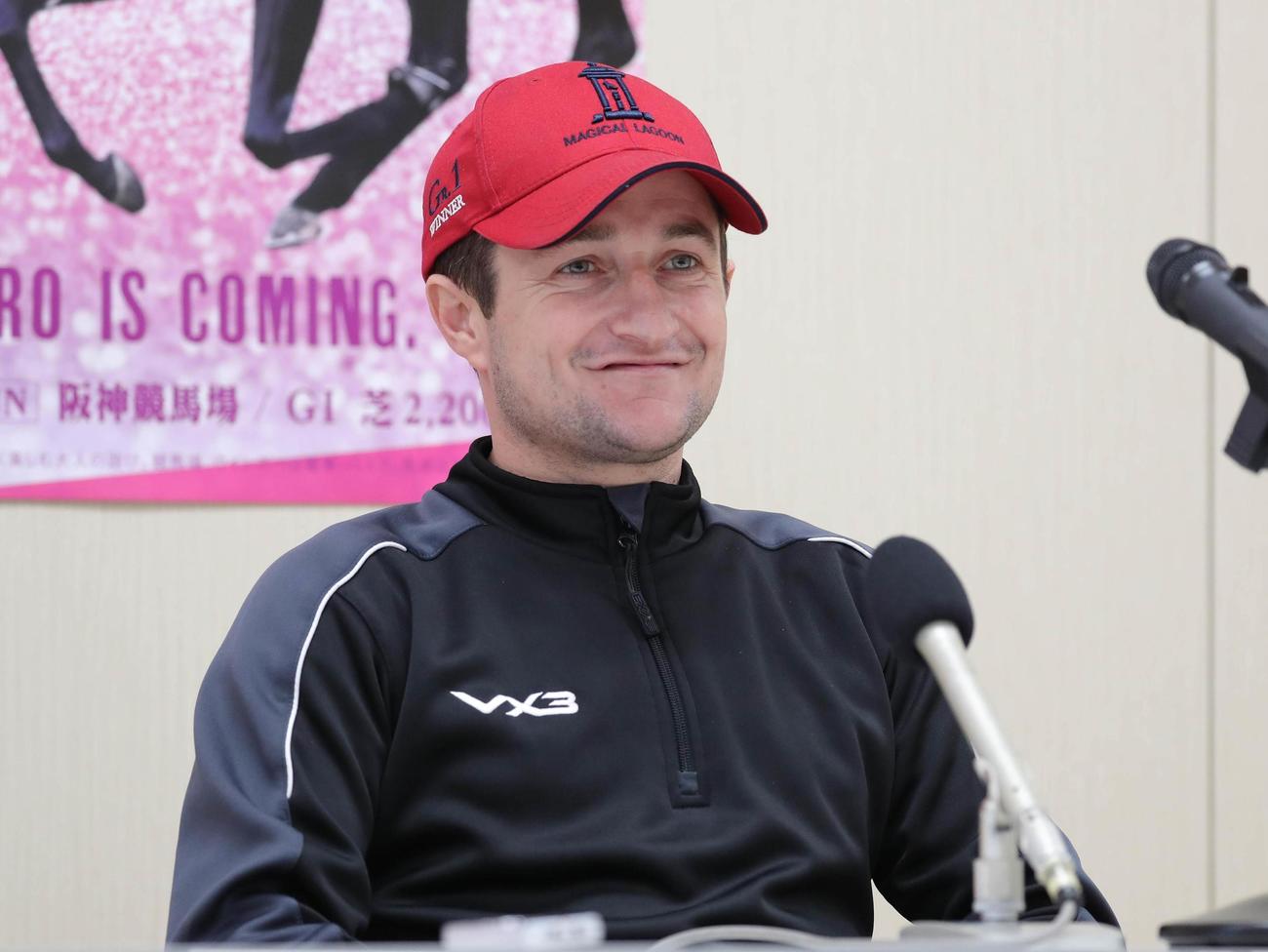 会見を行うフォーリー騎手