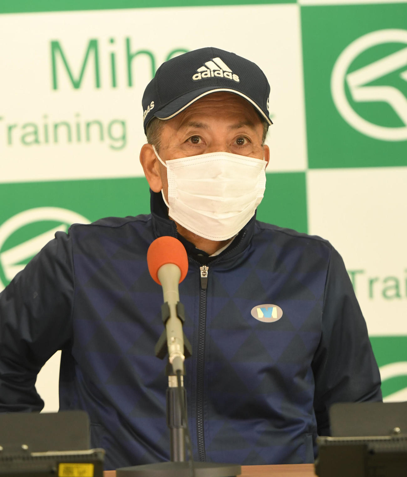 会見するウインキートスの宗像調教師（撮影・柴田隆二）