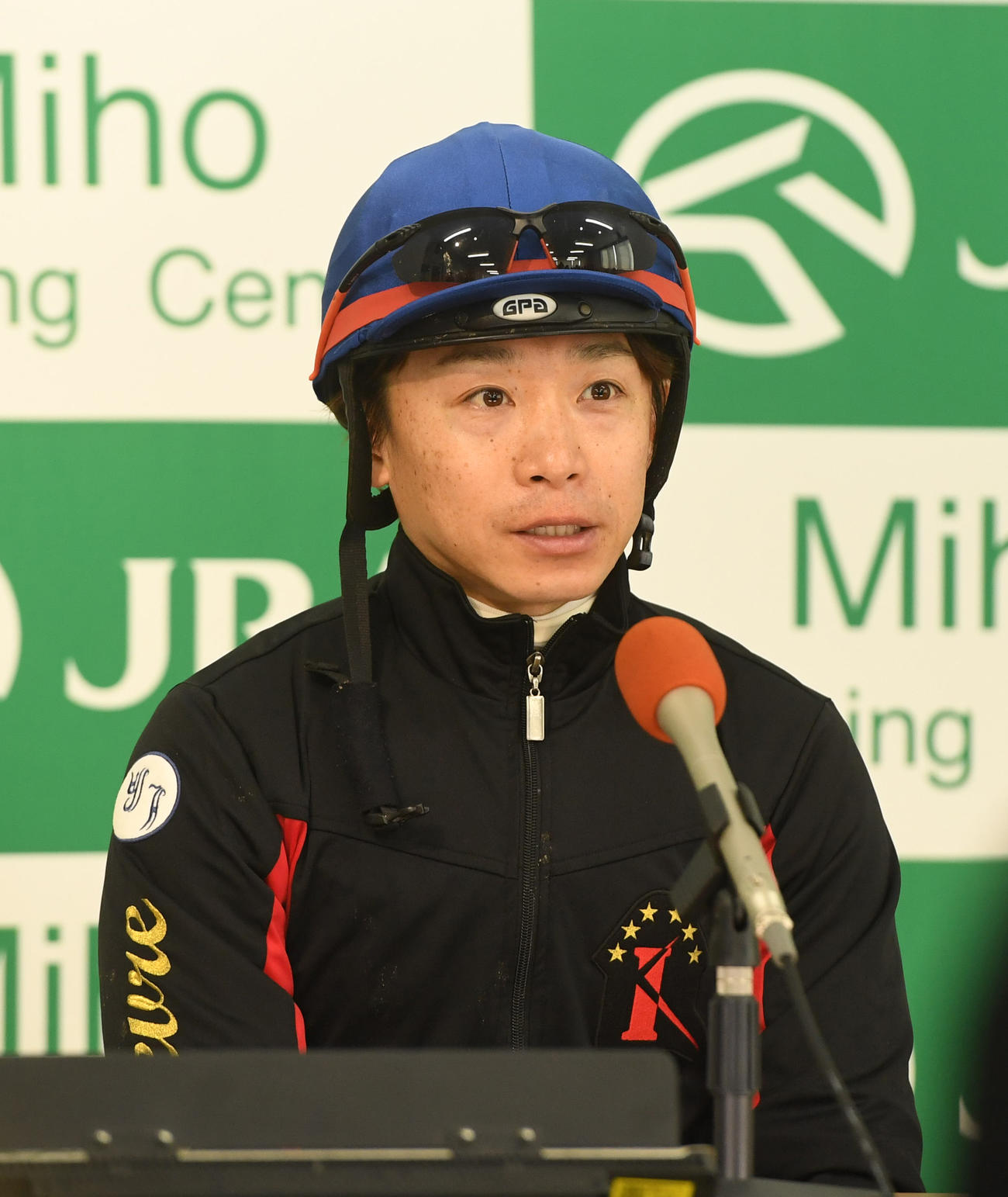 会見するテルツェットの池添騎手（撮影・柴田隆二）
