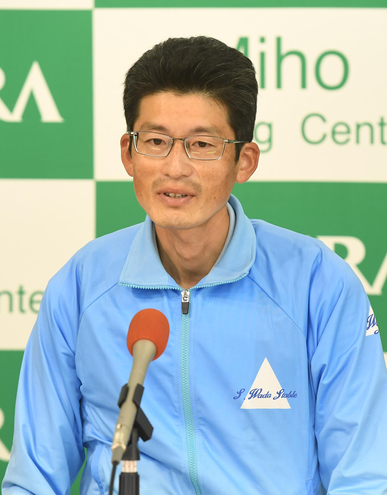 会見するテルツェットの和田正調教師（撮影・柴田隆二）