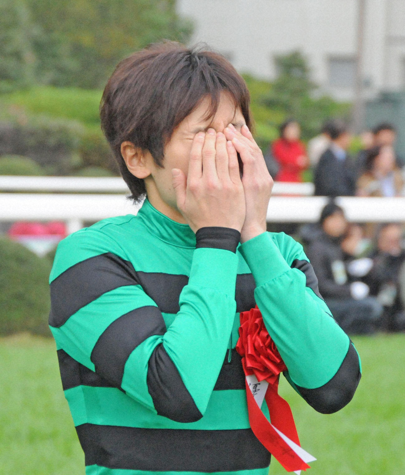 09年11月、エリザベス女王杯を制し感無量で顔を覆った田中博康騎手