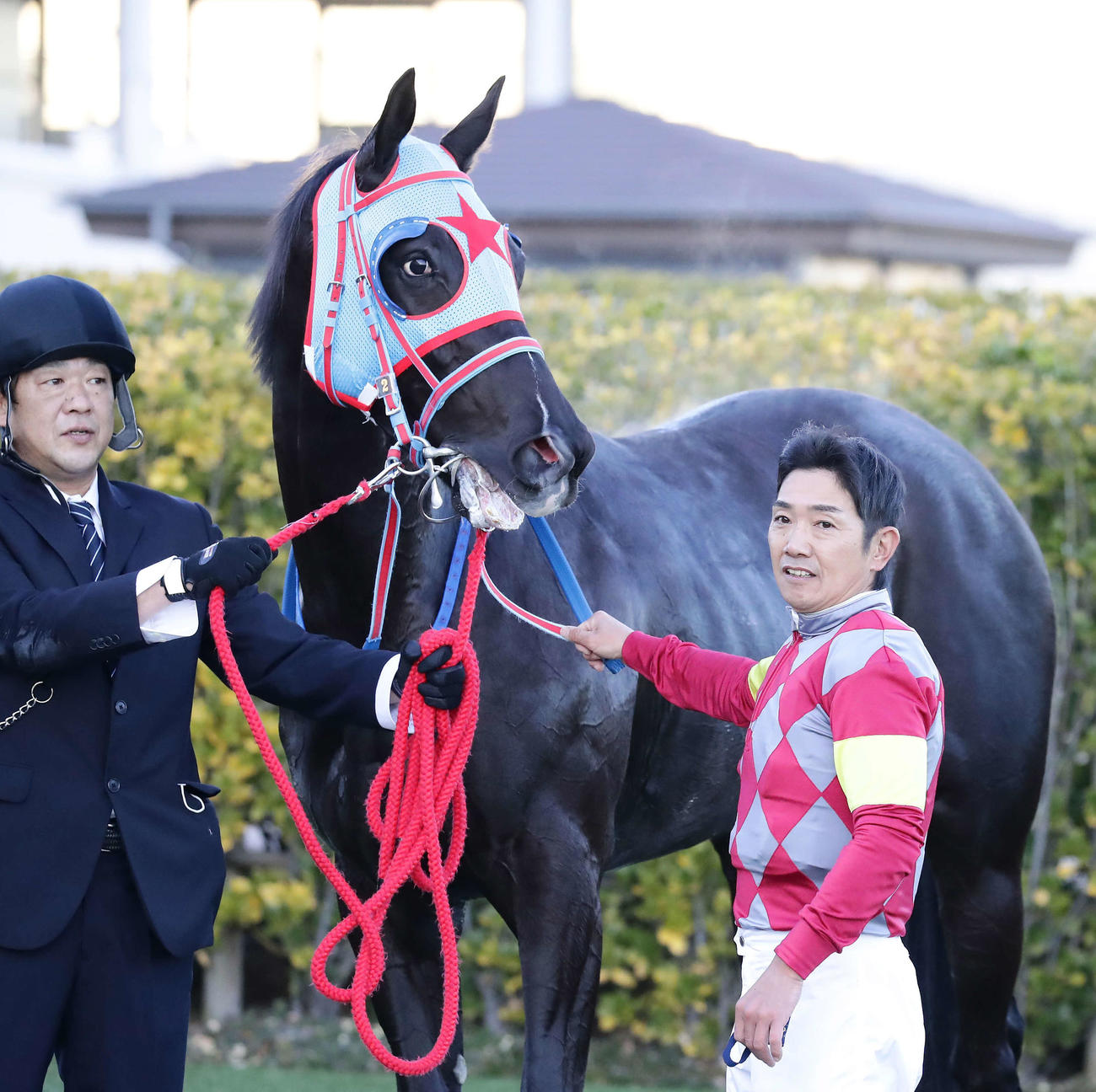 21年12月、ディセンバーSをローザノワールで制して口取りをする田中勝騎手（右）