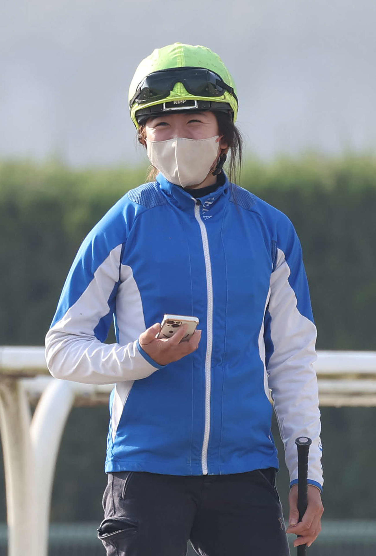 調教の合間に談笑する今村騎手（撮影・白石智彦）