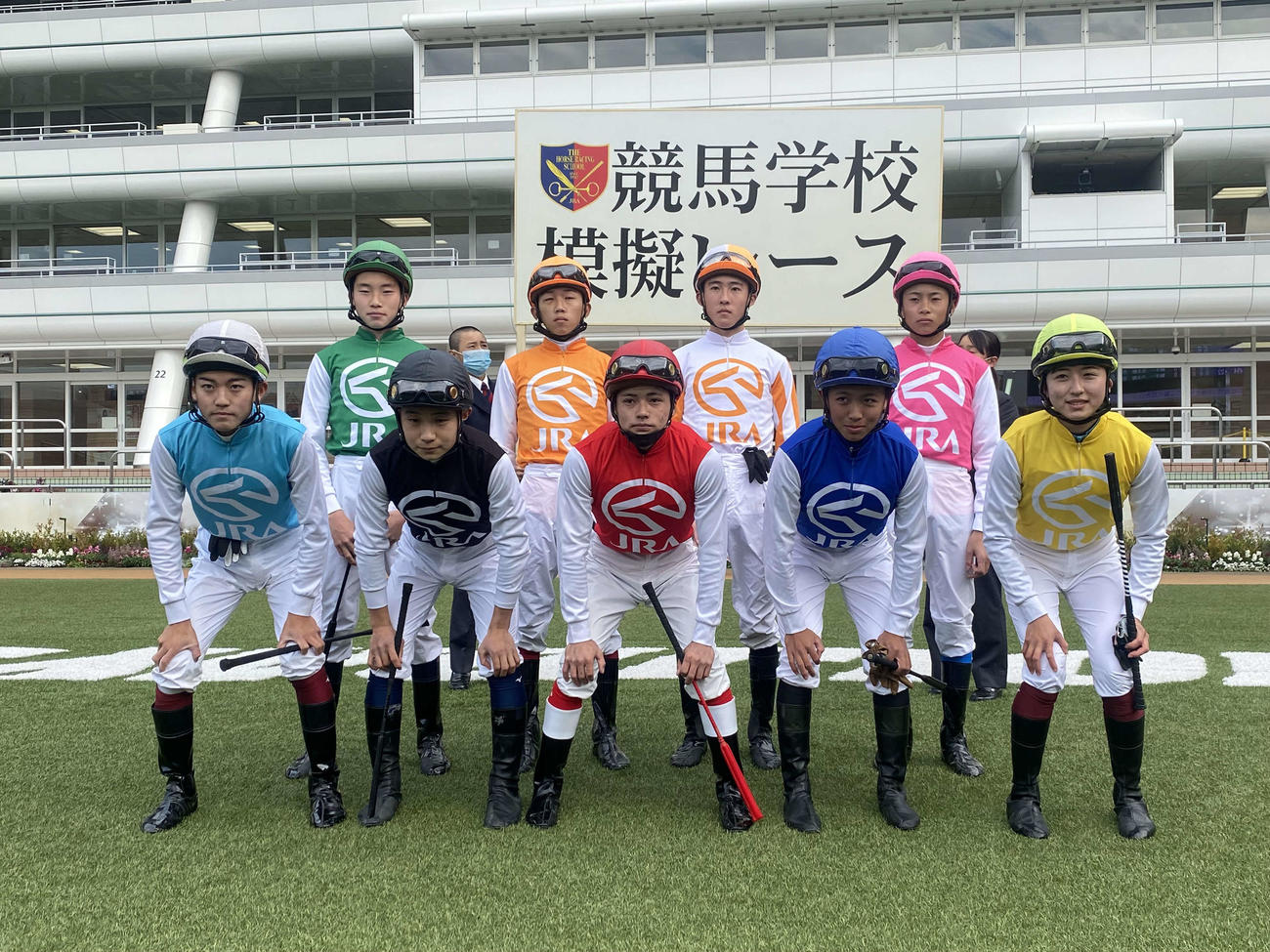 21年12月、38期生の模擬レースに騎乗した今村聖奈（前列右端）、大久保友雅（同左端）、角田大河（後列左端）ら