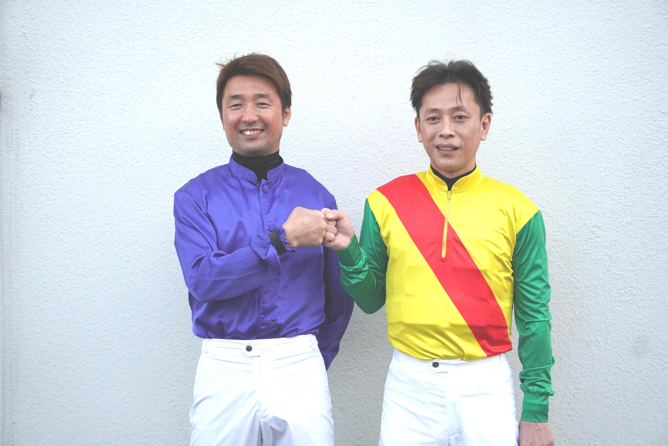 調教師免許試験に合格した酒井忍騎手（左）と左海誠二騎手