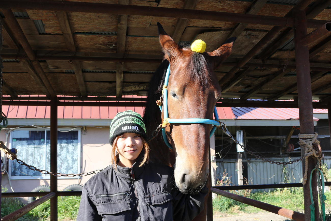 騎手に合格し担当馬と写真に収まる今井（ばんえい十勝提供）