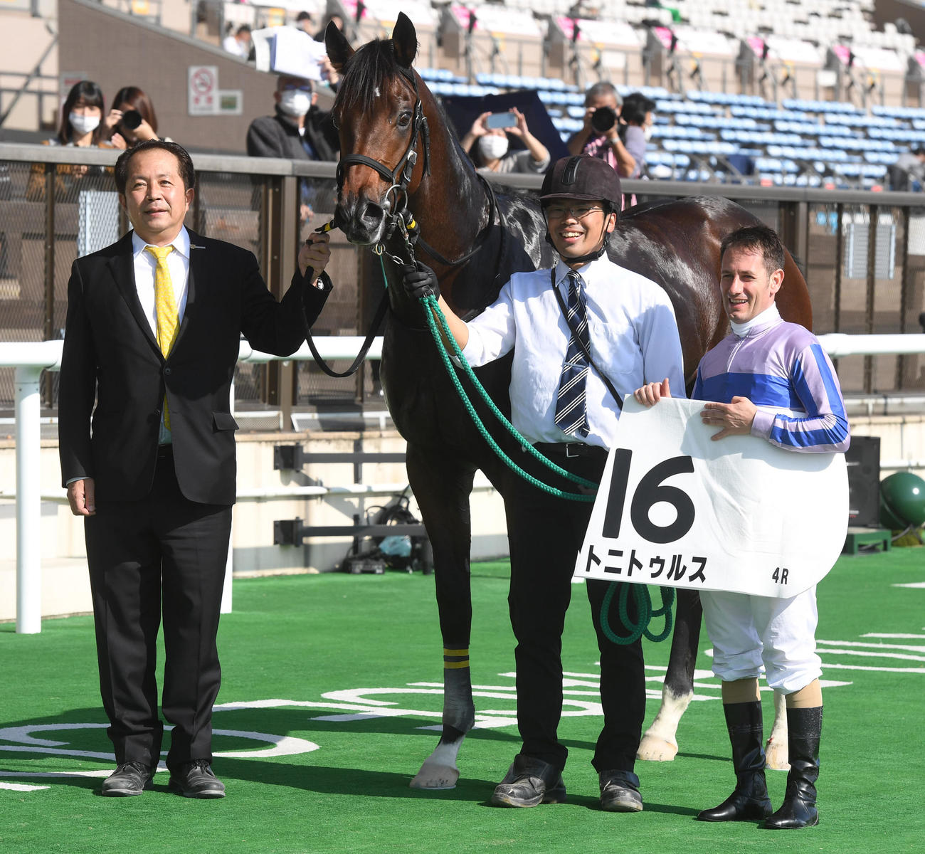 東京4R新馬戦を制したトニトゥルスとM・デムーロ騎手（右）、新開調教師（左）（撮影・柴田隆二）