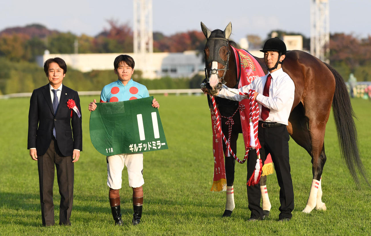 武蔵野Sを制したギルデッドミラー、左から松永幹調教師、三浦騎手（中央）（撮影・柴田隆二）