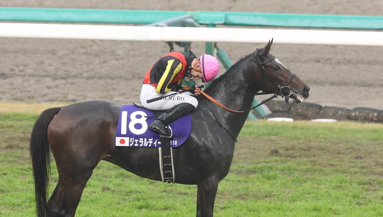 ジェラルディーナに騎乗し、エリザベス女王杯を制したC・デムーロ騎手は馬上で一礼
