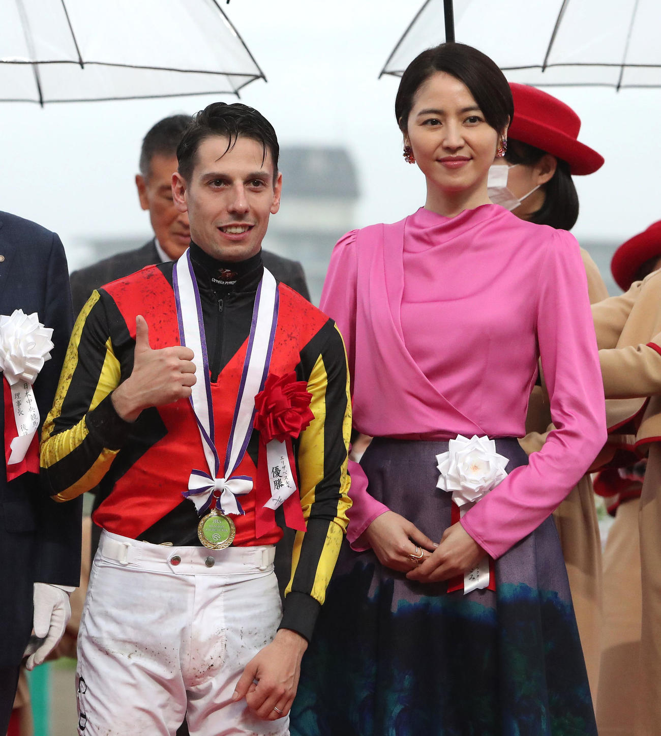 表彰式でサムアップポーズするC・デムーロ騎手（左）とプレゼンターの長澤まさみ（撮影・白石智彦）