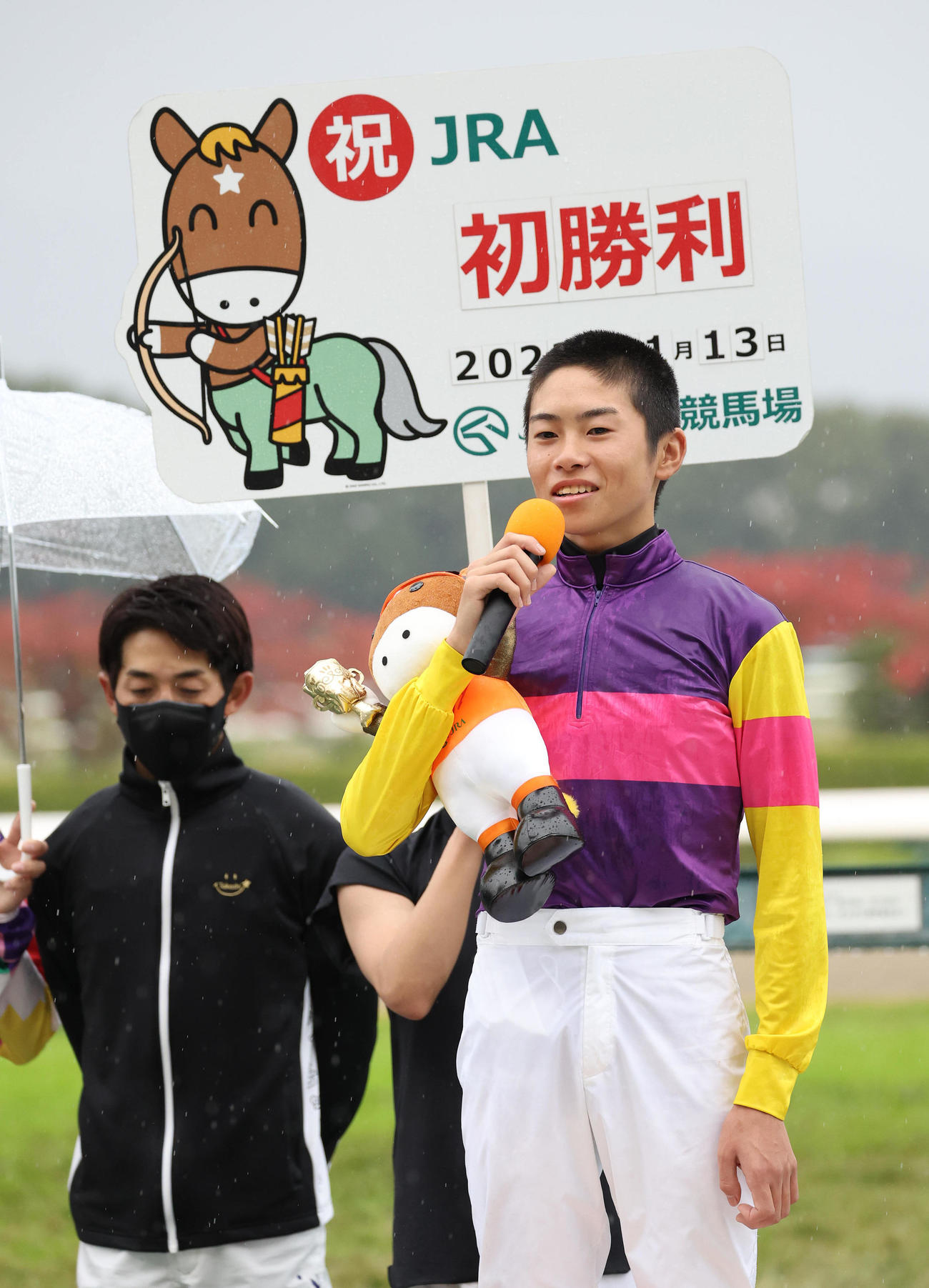 阪神2R、笑顔でヒーローインタビューに答えるJRA初勝利を挙げた川端騎手（撮影・白石智彦）