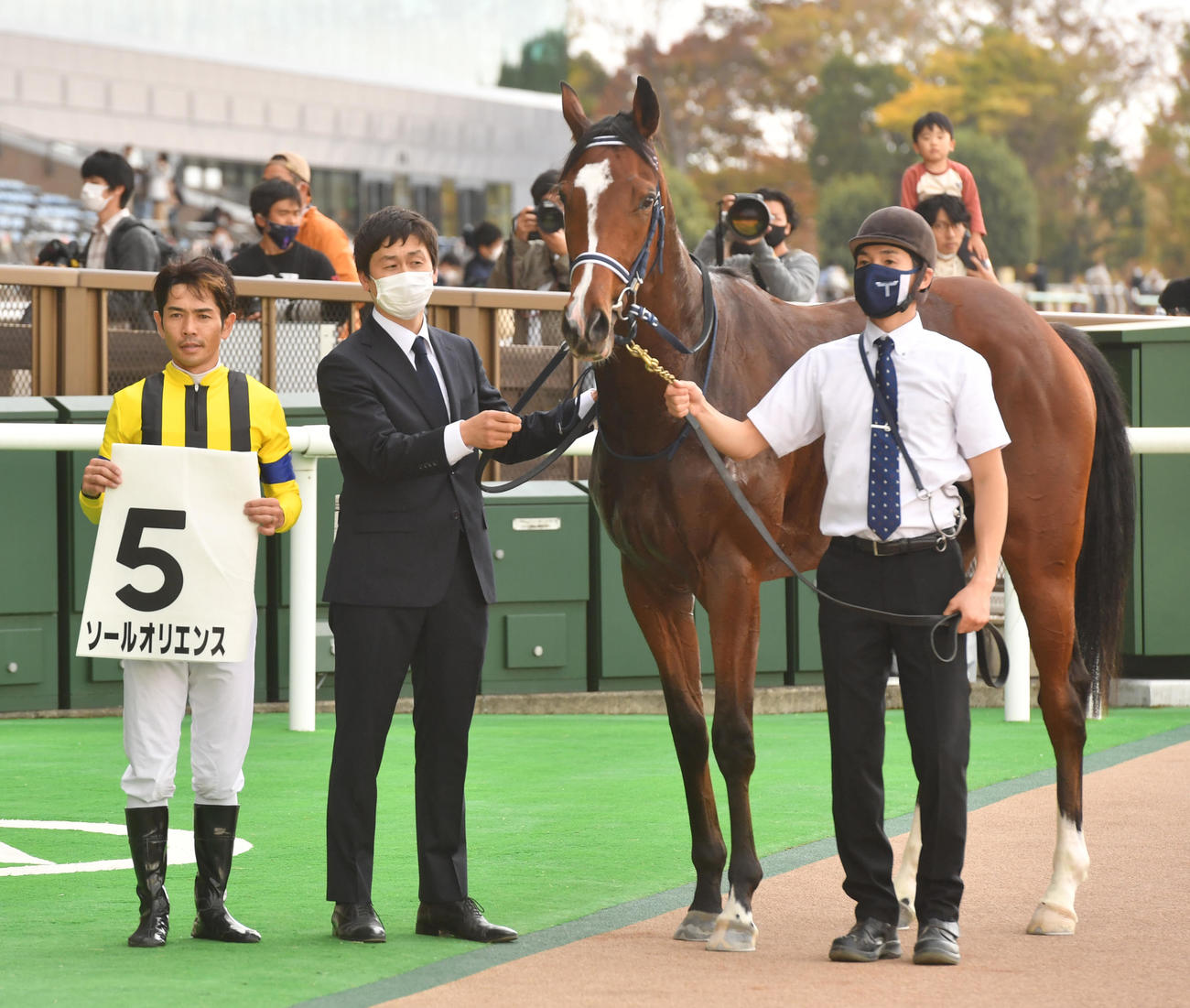 東京競馬5R、新馬戦を制し口取りをするソールオリエンスと戸崎騎手（左）（撮影・柴田隆二）