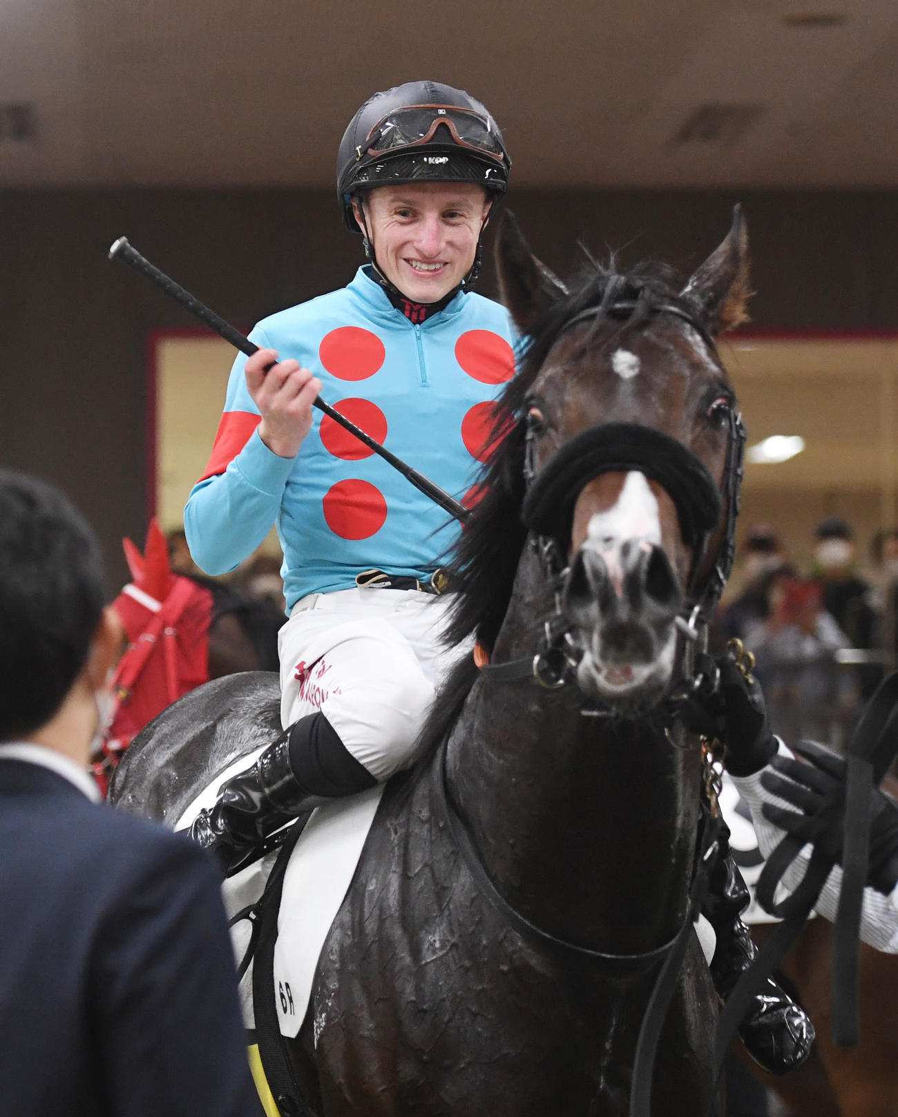 東京競馬6R、新馬戦を制したトラマンダーレのマーカンド騎手（撮影・柴田隆二）