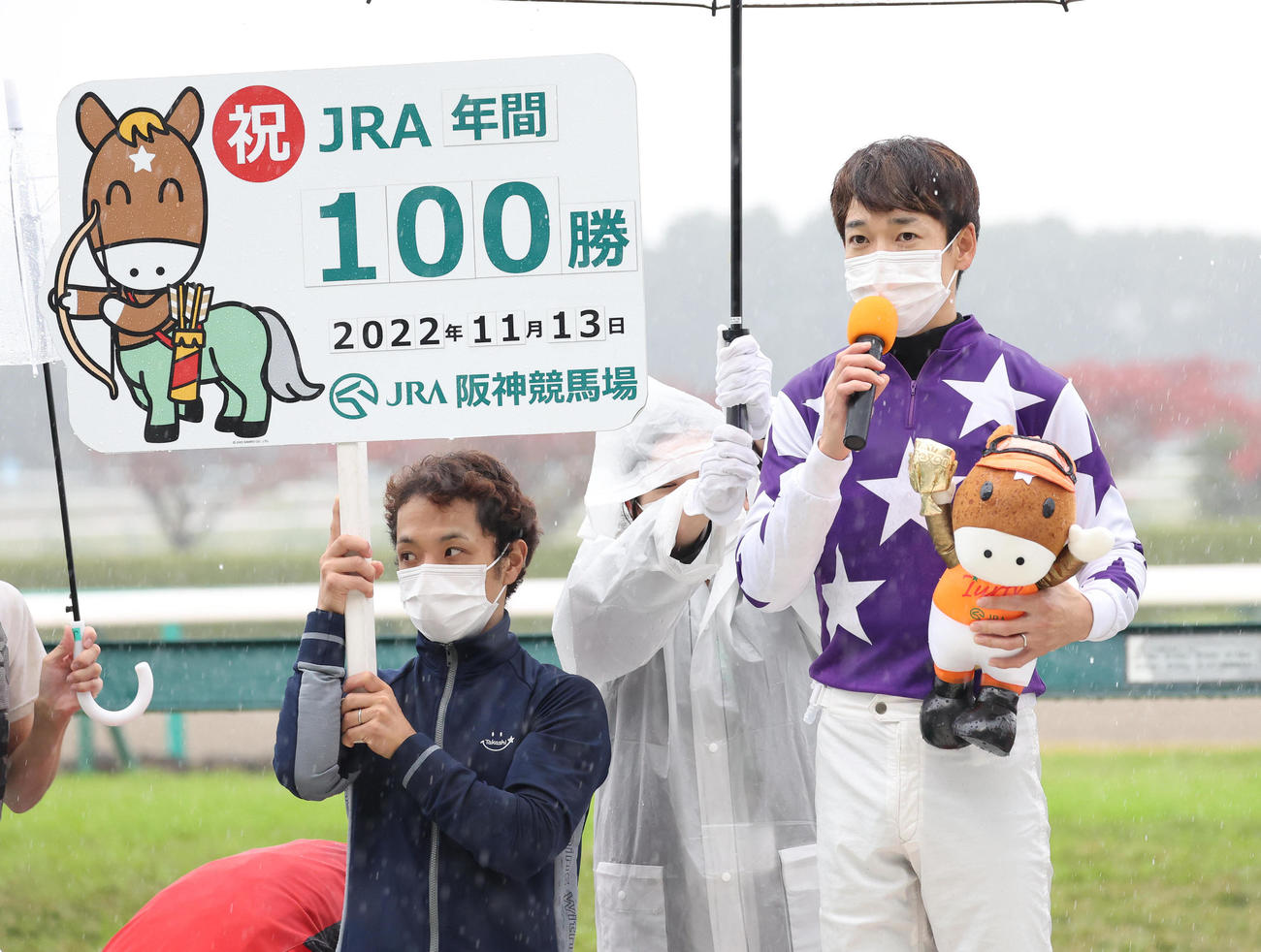 阪神6RでJRA年間100勝を達成し、インタビューに答える松山騎手（撮影・白石智彦）