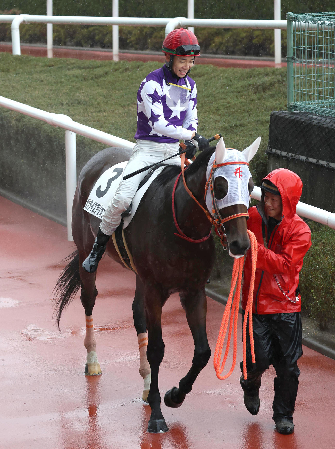阪神6R、サンライズアリオンでJRA年間100勝を達成した松山騎手（撮影・白石智彦）