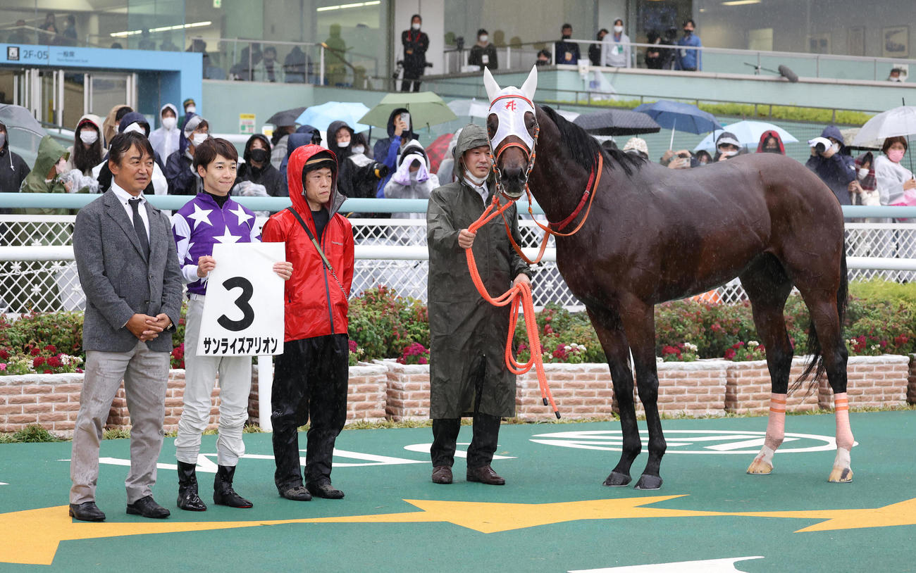 阪神6R、サンライズアリオンでJRA年間100勝を達成して口取りに並ぶ松山騎手（左から2人目）（撮影・白石智彦）
