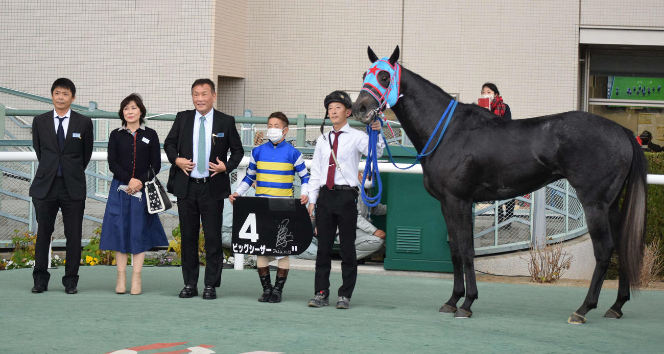 福島2歳Sを制したビッグシーザーと酒井騎手（右から2人目）（撮影・桑原幹久）