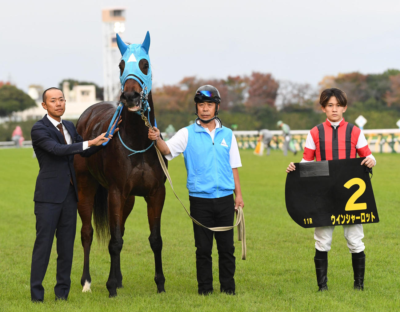 オーロCを制したウインシャーロットと石川騎手（右）（撮影・柴田隆二）