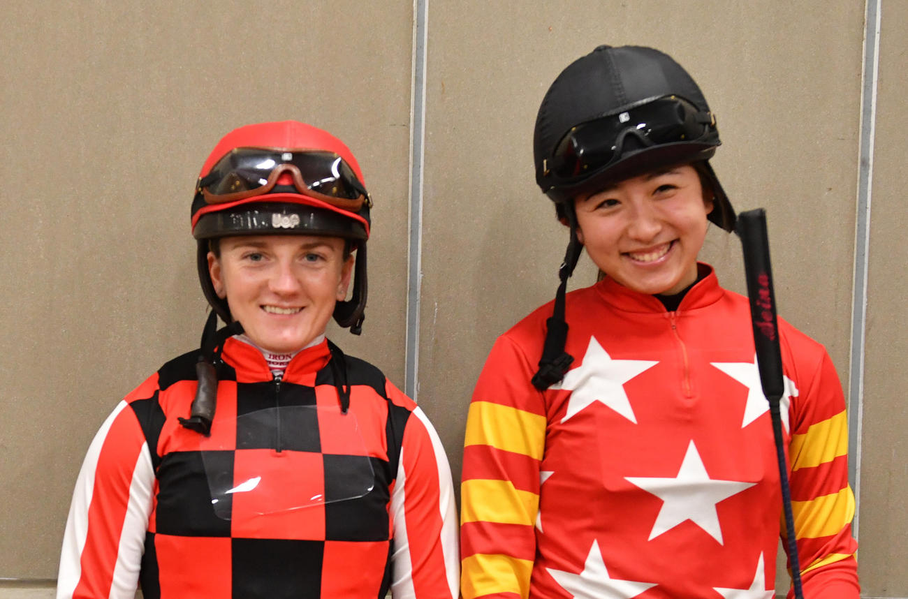 初対面のドイル騎手（左）と今村騎手は笑顔で撮影に納まる（撮影・柴田隆二）
