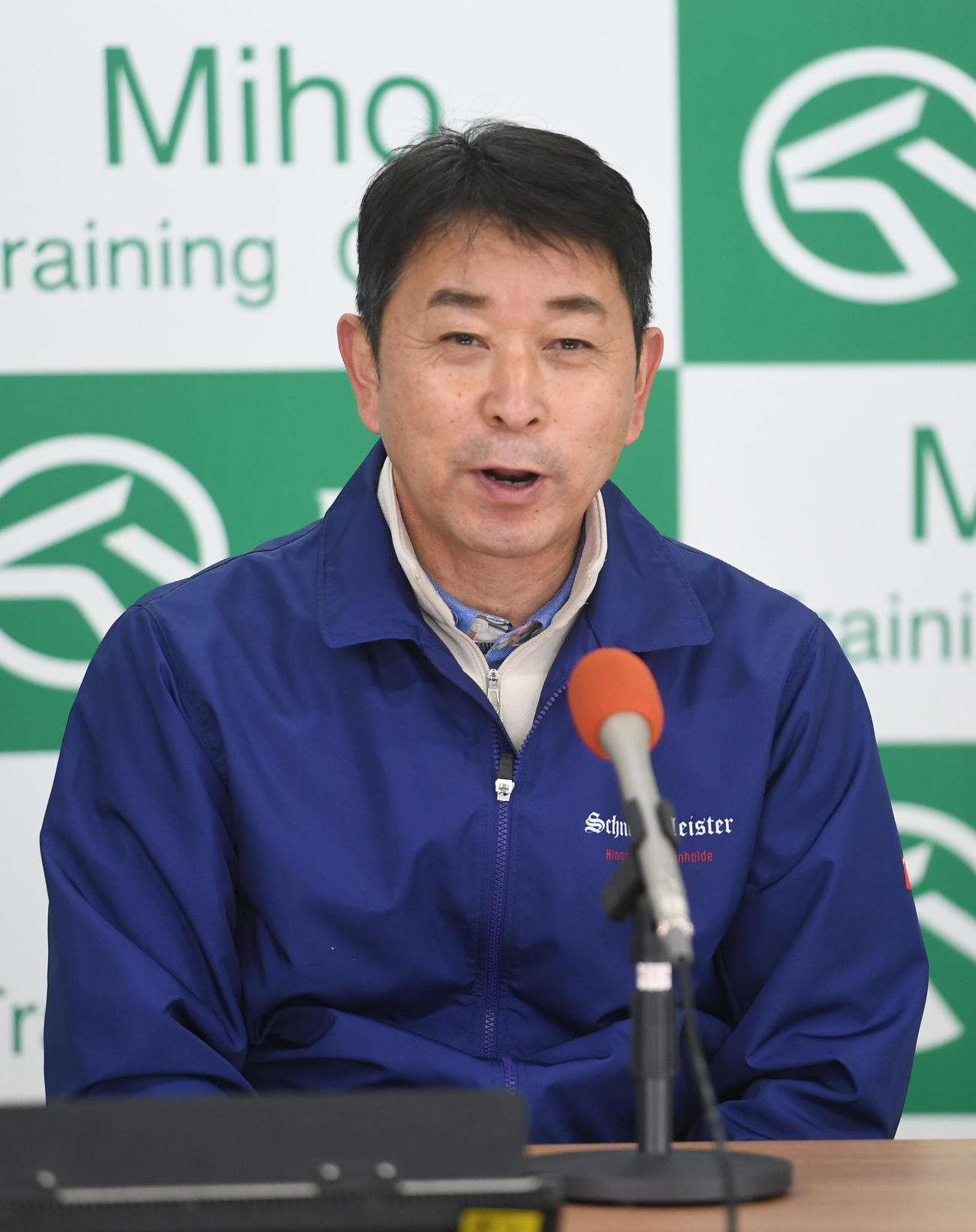 会見するシュネルマイスターの手塚貴久調教師（撮影・柴田隆二）