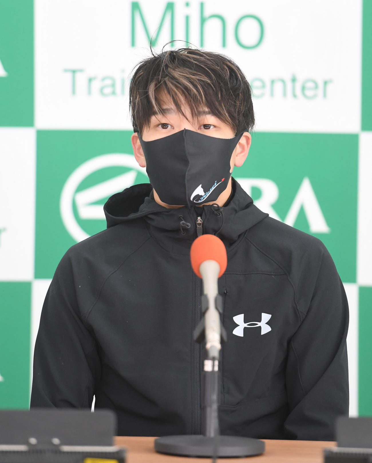 会見するウインカーネリアンの三浦騎手（撮影・柴田隆二）