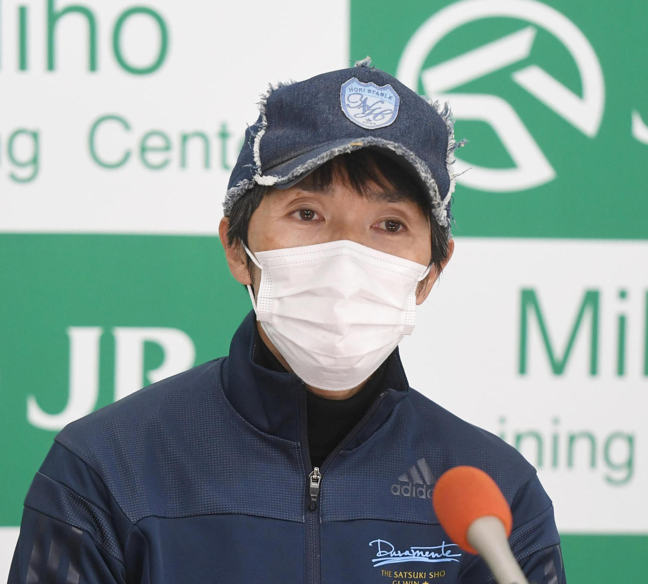 会見するサリオスの森一誠調教助手（撮影・柴田隆二）