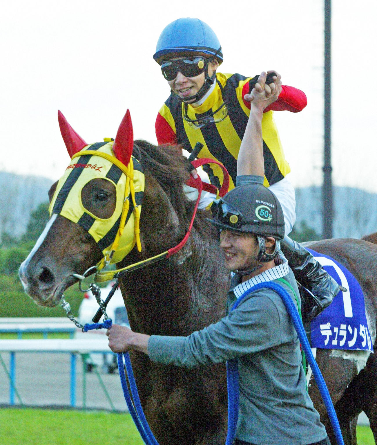 04年11月、マイルCSを連覇した池添騎手は出迎えた和田厩務員と握手を交わす
