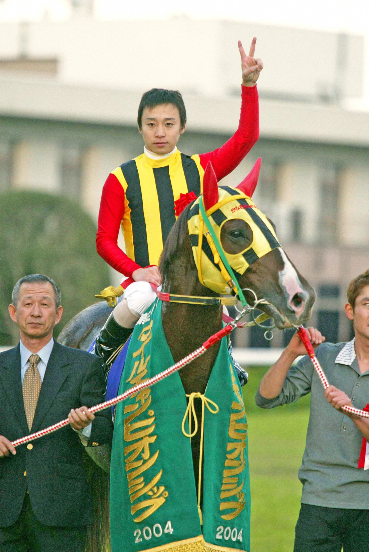 04年11月、マイルCS連覇を喜ぶ池添謙一騎手とデュランダル
