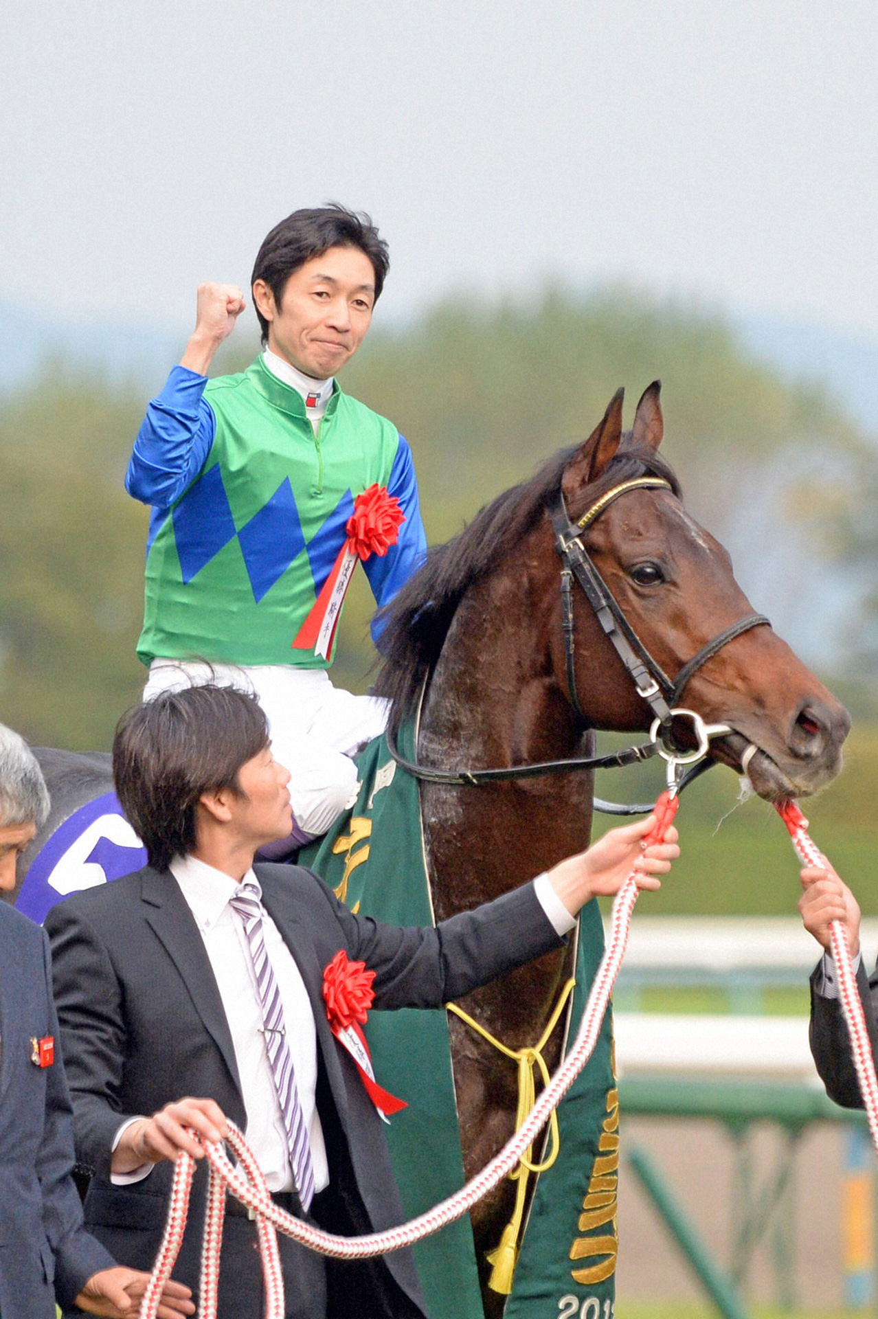 13年11月、トーセンラーでマイルCSに勝利し、G1・100勝を達成した武豊騎手はガッツポーズ