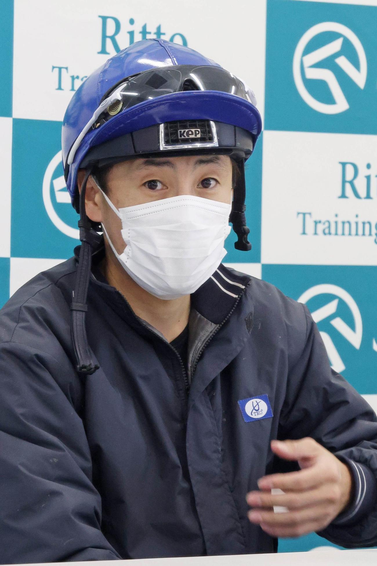 会見する吉田隼人騎手
