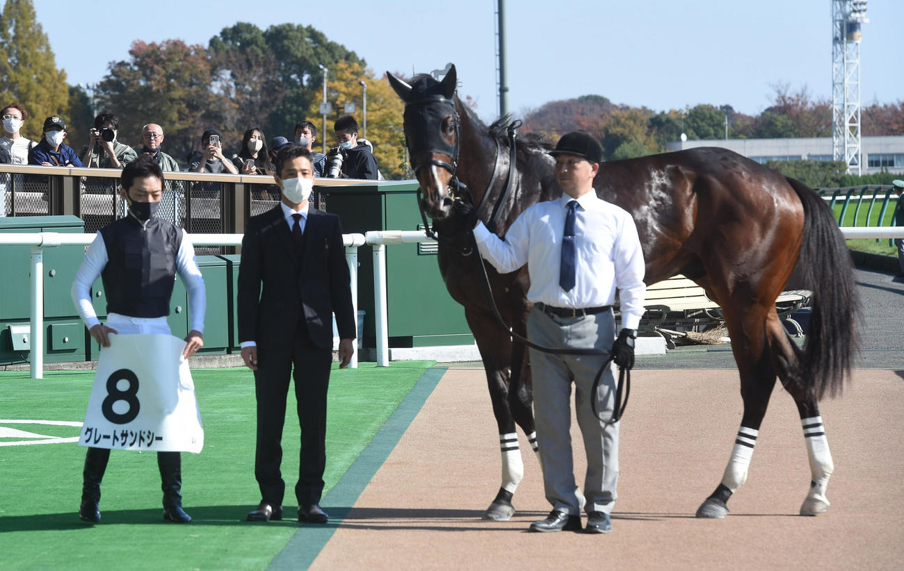新馬戦を制したグレートサンドシー、左から川田騎手、中内田調教師（撮影・柴田隆二）