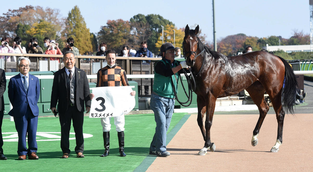 東京5R、新馬戦を制したモズメイメイ。左から音無調教師、1人置いてルメール騎手（撮影・柴田隆二）