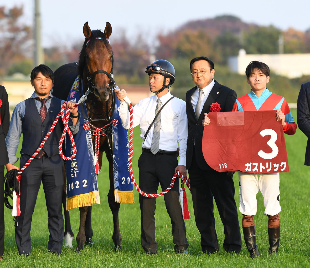 東京競馬11R、東京スポーツ杯2歳Sを制したガストリック、右から三浦騎手、上原博調教師（撮影・柴田隆二）