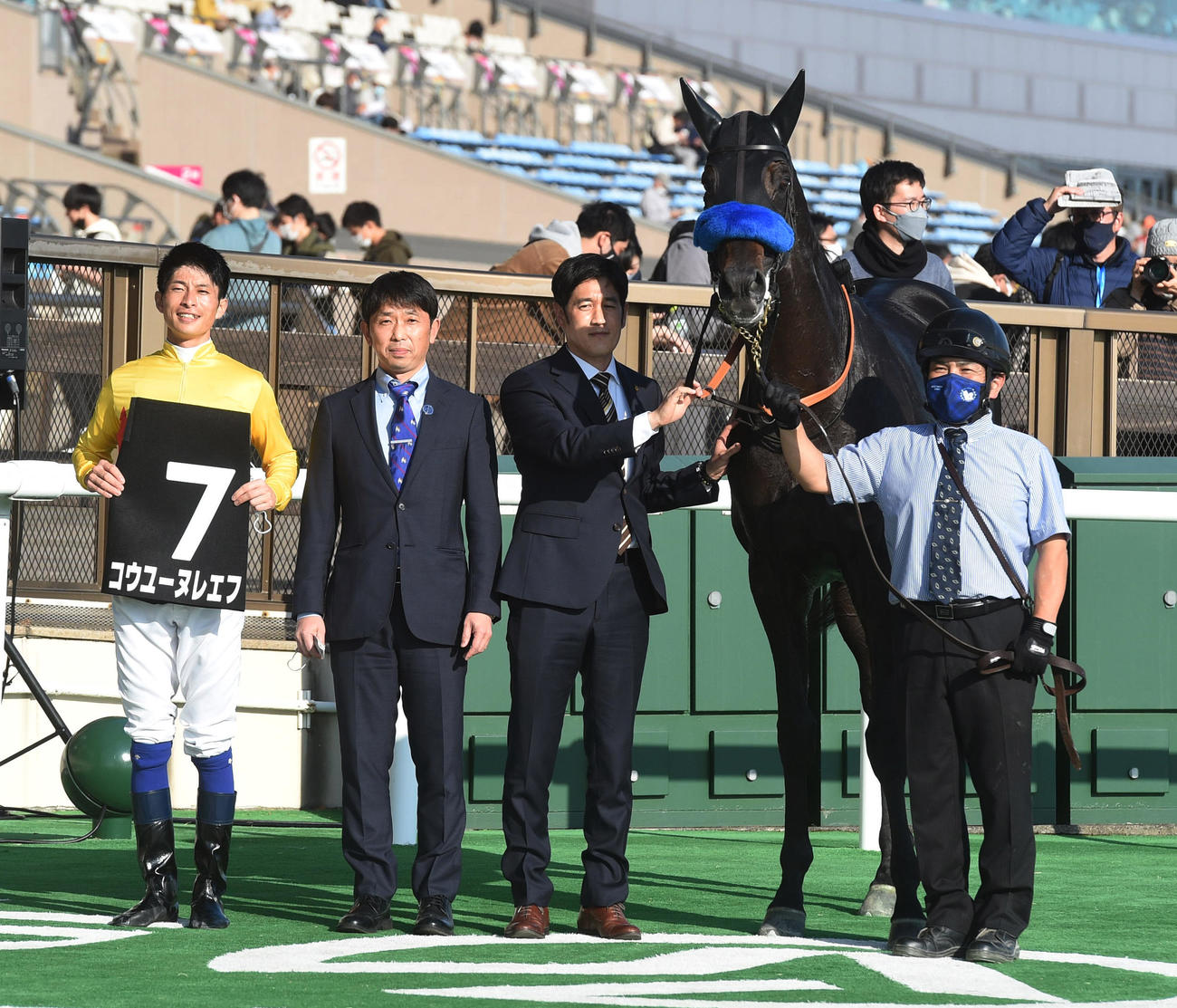 東京競馬8R、秋陽ジャンプSを制したコウユーヌレエフと森一騎手（左端）（撮影・柴田隆二）
