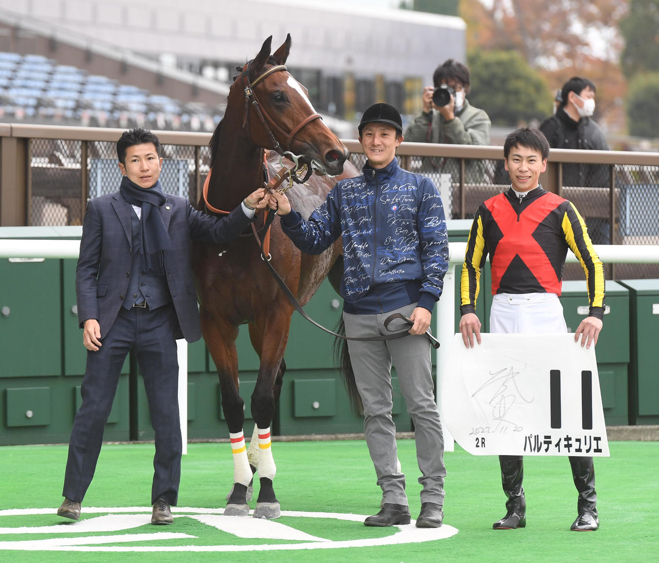 東京2R未勝利戦を制したパルティキュリエ、横山武史騎手（右）、田中博康調教師（左）（撮影・柴田隆二）