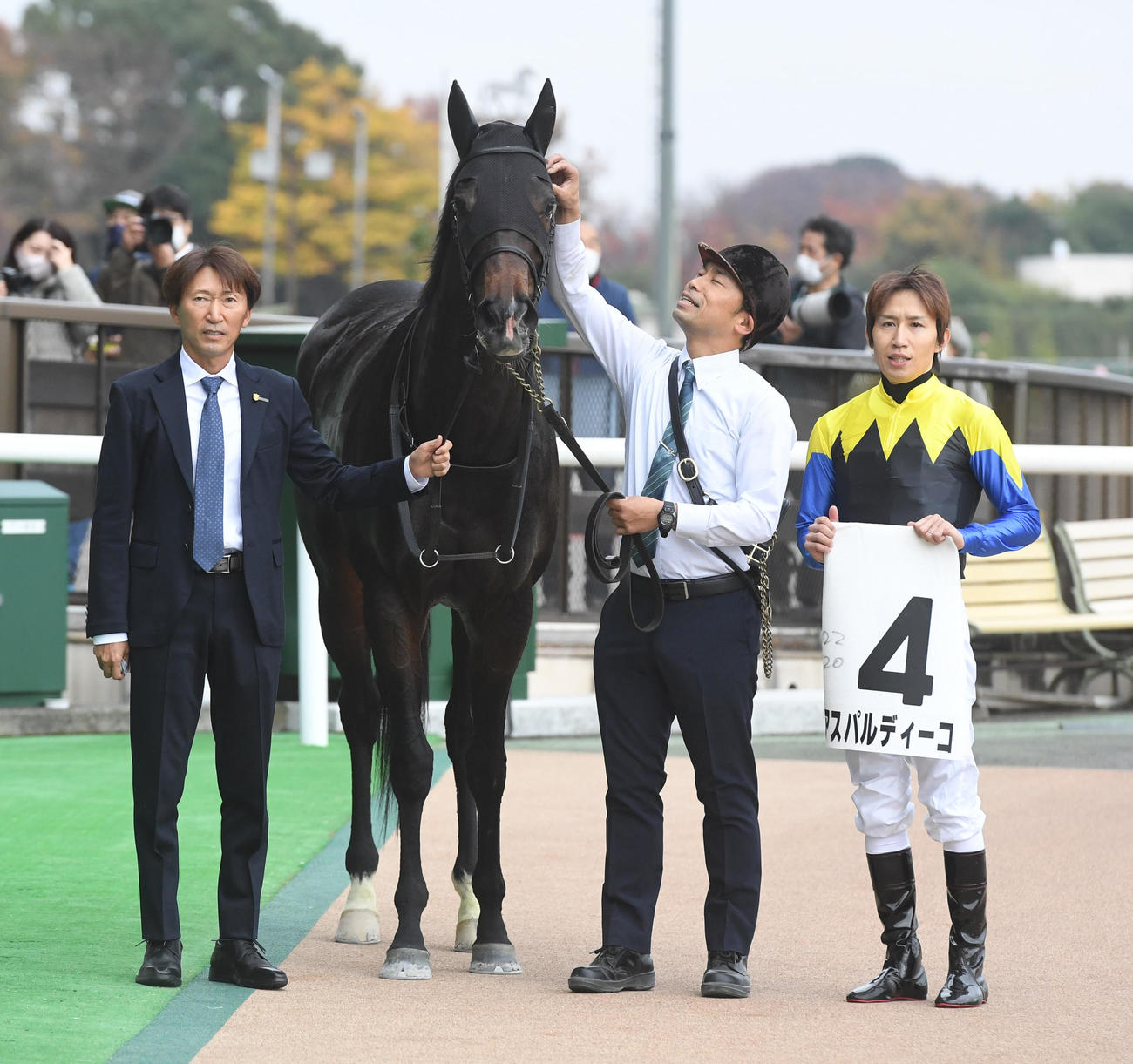 東京3R　1着アスパルディーコと田辺騎手（右）、蛯名正調教師（左）（撮影・柴田隆二）