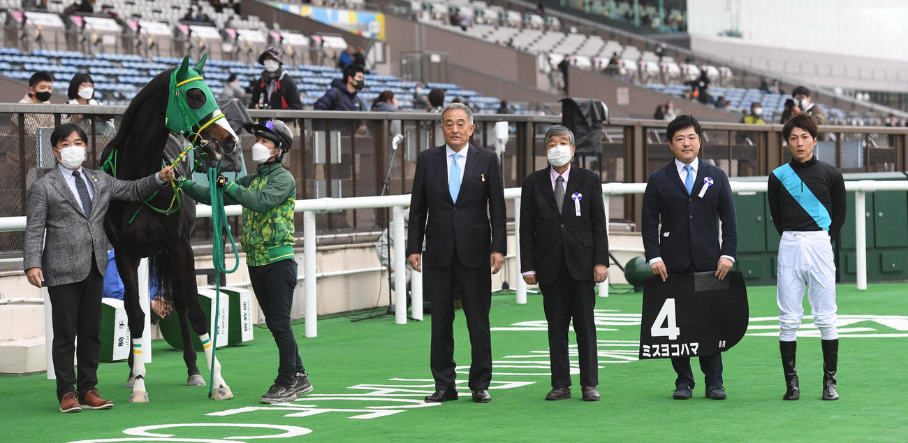 東京8R赤松賞を制したミスヨコハマと石橋脩騎手（右端）（撮影・柴田隆二）