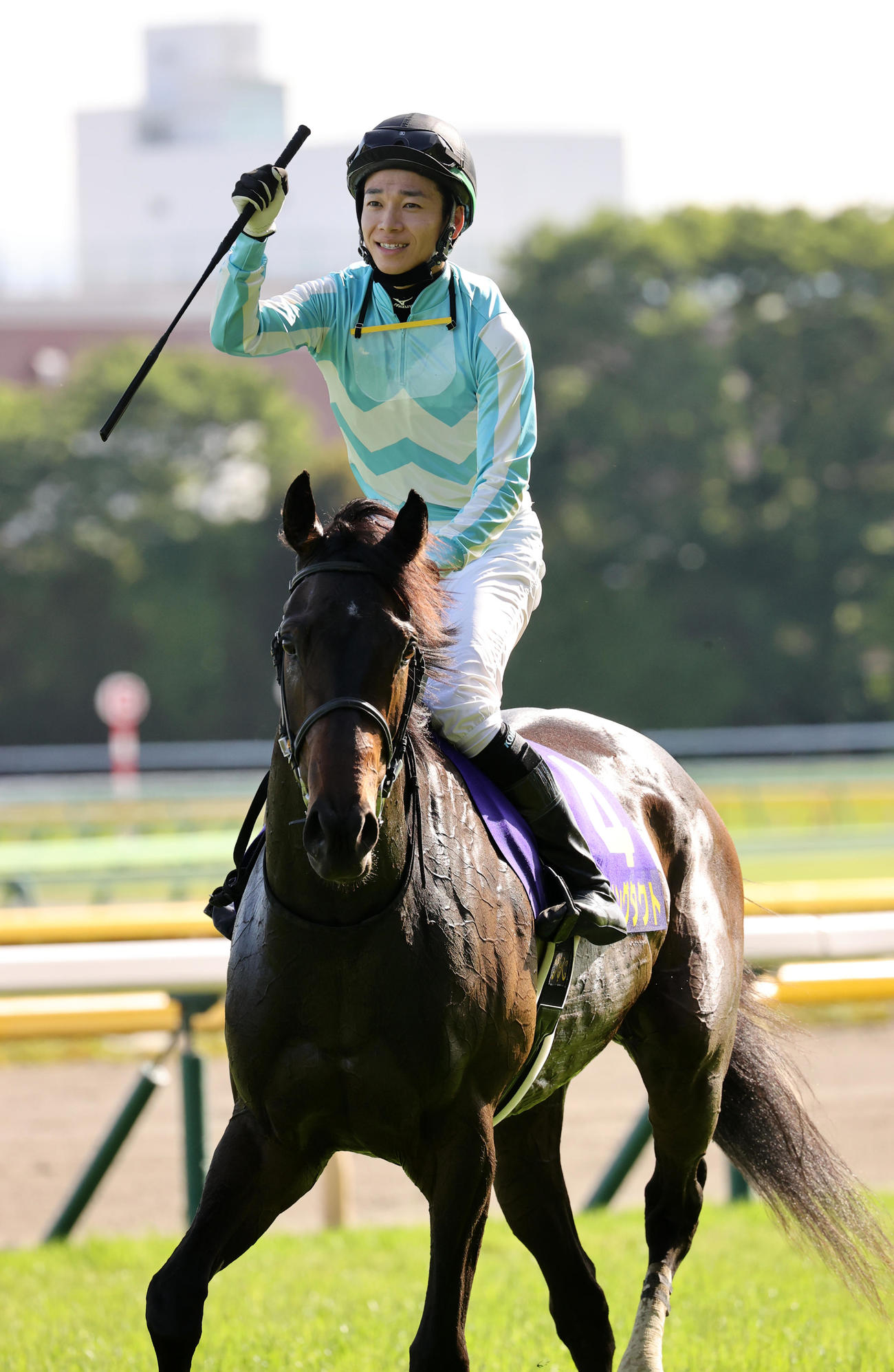 20年5月、オークスを制したデアリングタクトの松山騎手はガッツポーズする