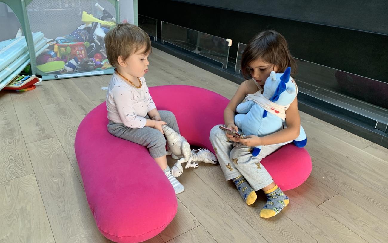 一緒に遊ぶミルコの息子ジョシュアくん（左）とクリスチャンの娘マティルダちゃん