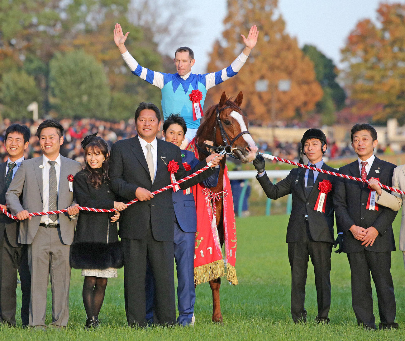 17年11月、ジャパンCを制したシュヴァルグランの口取りをする佐々木主浩オーナーと加奈子夫人