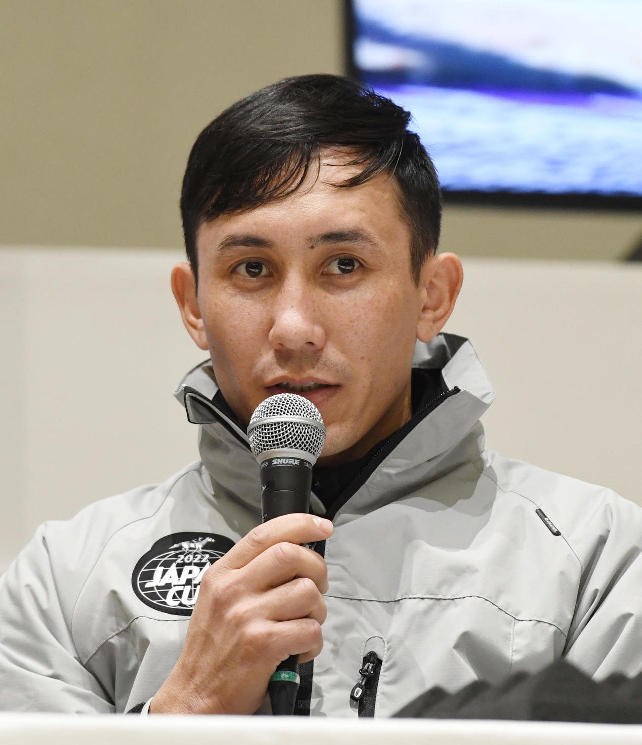 テュネスの調教後、会見するムルザバエフ騎手（撮影・柴田隆二）