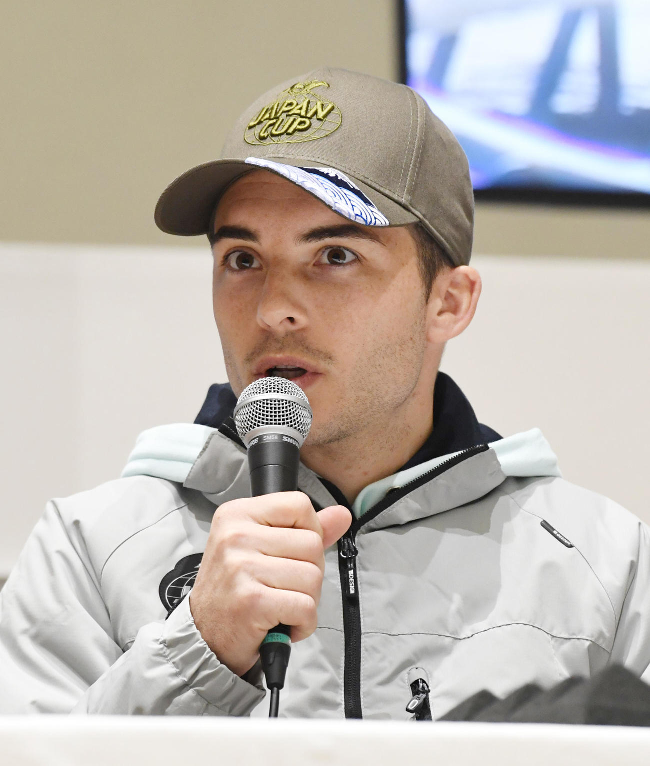 会見するグランドグローリーのギュイヨン騎手（撮影・柴田隆二）